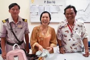 Bảo vệ trả lại hàng chục triệu đồng cho du khách