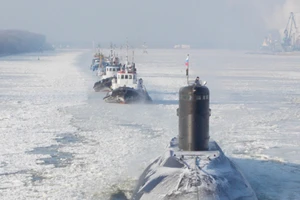 Tàu ngầm HQ 183 Hồ Chí Minh “vượt băng” về Việt Nam
