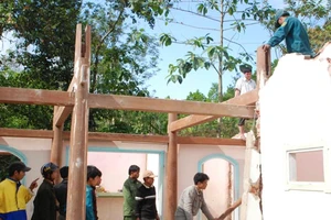 Dân đập nhà, bỏ làng vì tin đồn có ma