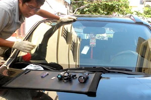 Xử lý kính chắn gió trên xe ôtô khi bị nứt