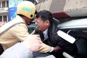 Xe tải biển xanh húc đổ cổng cầu vượt