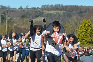 Thi cõng vợ, chạy vượt chướng ngại vật