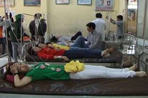 Hơn 150 công nhân nhập viện, nghi ngộ độc thức ăn