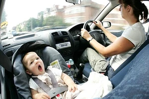 An toàn cho trẻ nhỏ khi đi ô tô