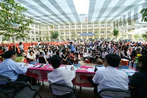 Che mát sân trường bằng 3.000m2 lưới