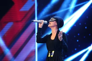 Cô gái đeo mặt nạ tại X Factor thừa nhận là ca sĩ Anh Thúy 
