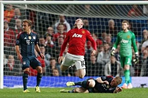 Cận cảnh Rooney ăn vạ khiến Schweinsteiger bị đuổi