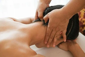 Liệt, hôn mê tại chỗ sau khi được thầy lang nắn bóp