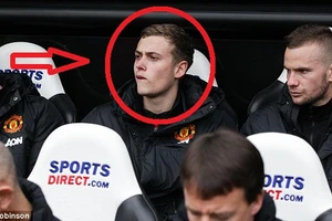 Cầu thủ lạ mặt trên băng ghế dự bị M.U là ai?