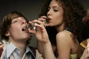 Rượu khiến phụ nữ mềm yếu, nam giới dễ ngoại tình