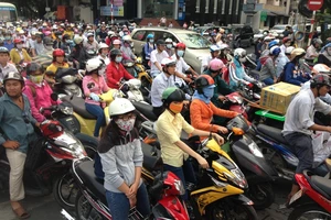 Va quẹt rồi xô xát khiến cả đoạn đường kẹt xe nghiêm trọng