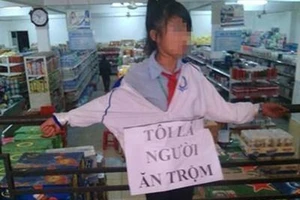 Xôn xao bức ảnh nữ sinh nhỏ tuổi bị trói vì ăn trộm