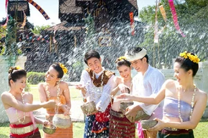 Đắm mình vui cùng Tết té nước ở Lào 