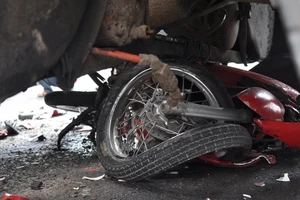 Xe đầu kéo tông xe máy, một người bị thương nặng