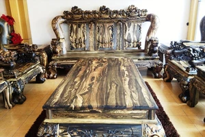 Bàn ghế gỗ mun ngàn tuổi: Nặng cả tấn, giá tiền tỷ