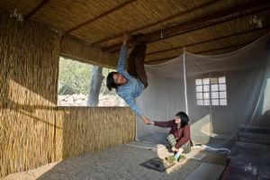 Cặp vợ chồng trẻ từ bỏ cuộc sống thành thị lên núi ở ẩn 