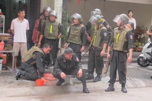 Ném lựu đạn cay khống chế nghi can mua bán ma túy