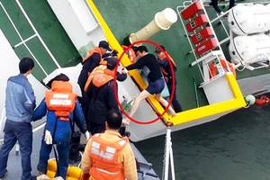 Thuyền trưởng Hàn Quốc mặc quần cộc cuống cuồng trốn khỏi tàu Sewol bị chìm