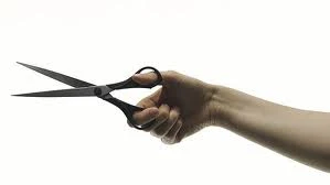 Vỡ thủy tinh thể vì bị bạn học dùng kéo đâm mắt