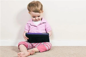 Chơi trên iPad khiến trẻ nói kém!