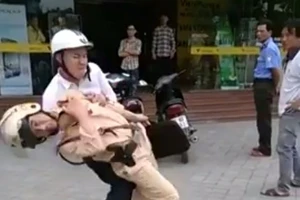 Khởi tố vụ án, bắt giam nam thanh niên hạ gục CSGT trên đường