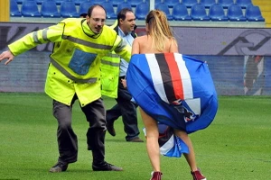 Cười ngã nghiêng với nữ CĐV quấn 2 mảnh chạy vào sân