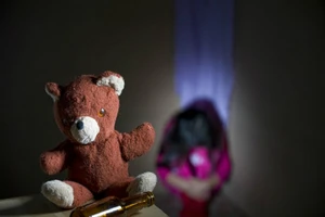 6 dấu hiệu cảnh báo bé đang bị lạm dụng tình dục 