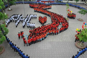 Hơn 1.000 thầy trò xếp hình Trường Sa, Hoàng Sa
