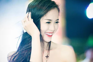 Ngọc Anh khoe lưng trần mướt mắt