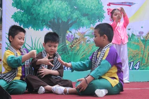 Ngộ nghĩnh nghe trẻ mầm non hát dân ca