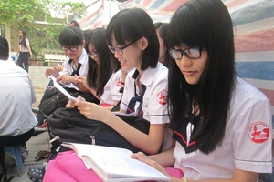 Thí sinh lo lắng bước vào môn thi đầu tiên