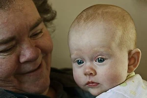 Trông cháu cả ngày, bà dễ bị trầm cảm!