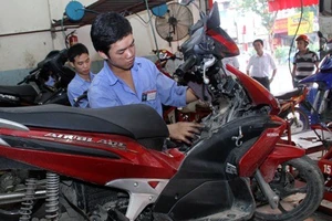 Tiết kiệm xăng bằng cách... luôn đổ đầy bình xăng