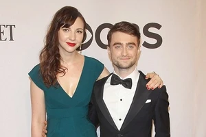 Sao phim “Harry Potter” lần đầu khoe bạn gái