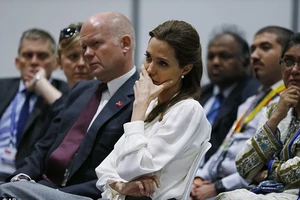 Angelina Jolie rơi nước mắt nghe chuyện hiếp dâm