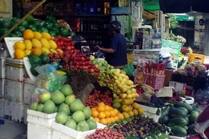 Bất chấp cảnh báo, hoa quả Trung Quốc vẫn dồn về chợ 