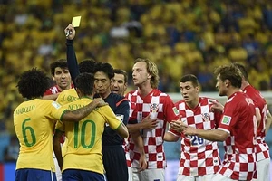 Sự cố trọng tài trận khai mạc: Croatia dọa bỏ giải. 'Một scandal cho FIFA' 