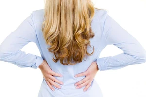 10 chiêu đơn giản “giải cứu” chứng đau lưng