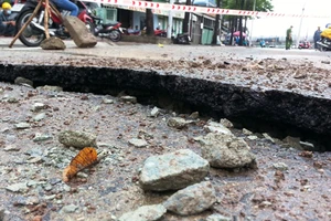 Mặt đường tại trung tâm Sài Gòn phát nổ, nứt toác