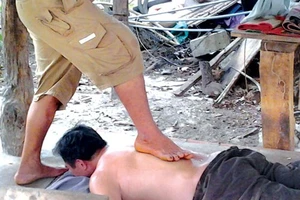 Tây Ninh: Trị bệnh bằng... chân!