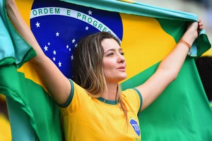 Những cổ động viên nữ xinh đẹp cổ vũ ĐT Brazil 