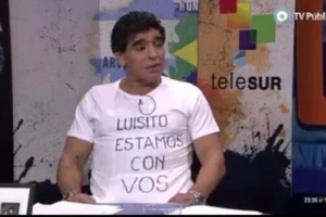 Maradona chỉ trích FIFA "đạo đức giả" khi phạt nặng Luis Suarez