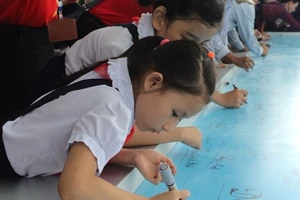 Hàng ngàn người ký tên trên tấm bản đồ lớn nhất Việt Nam