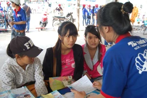 Thí sinh tấp nập đổ về TP.HCM dự thi đại học