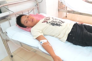 Thí sinh làm được 2/3 đề thi thì phải cấp cứu vì kiệt sức 