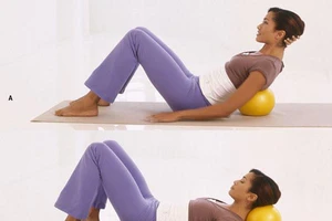 Năm động tác với bóng cho thân săn chắc, dẻo dai