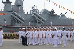 Thượng cờ 2 tàu tên lửa tấn công nhanh lớp Molniya