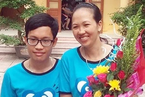 Cha bốc vác, phụ hồ sát cánh con đỗ thủ khoa đại học