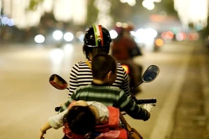 Cha mẹ chủ quan khi lái xe, con gặp nạn 