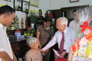 Lãnh đạo TP.HCM thăm hỏi mẹ Việt Nam anh hùng